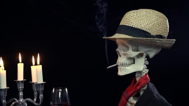 Mujer y esqueleto teniendo una noche romántica — Vídeos de Stock
