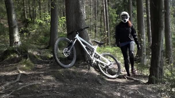 Rider oppakken van de fiets — Stockvideo