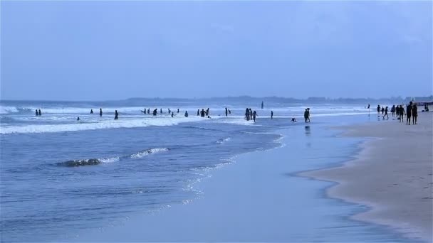 Playa con gente lejana — Vídeos de Stock