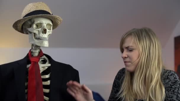 Женщина боится скелета — стоковое видео