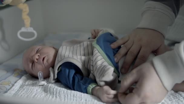 Man hands gently changing diapers — Stock Video