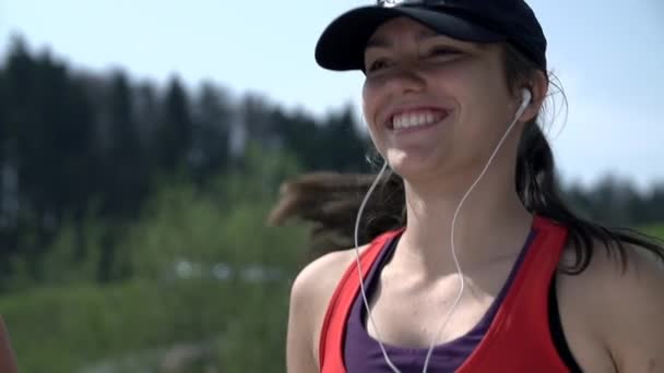 Sorrindo menina correndo — Vídeo de Stock