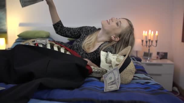 Witwe freut sich über Bargeld — Stockvideo