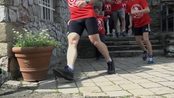 Pessoas correndo através de ruínas do castelo — Vídeo de Stock