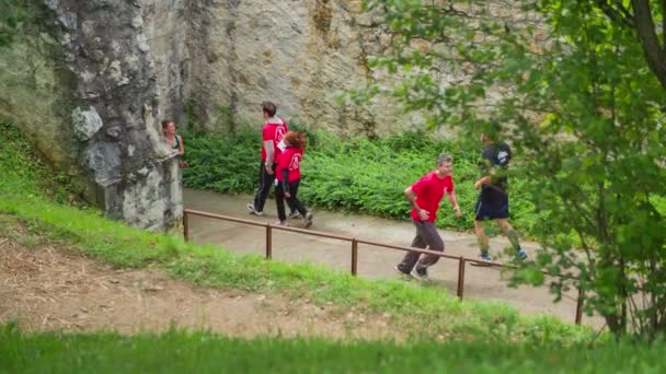 Mensen lopen als onderdeel van gladiator spelletjes — Stockvideo