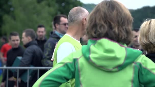 Les personnes qui attendent à l'événement sportif — Video