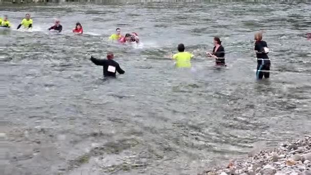 Mensen kruising rivier tijdens openluchtspelen — Stockvideo