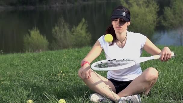 草の上に座ってのテニス選手 — ストック動画