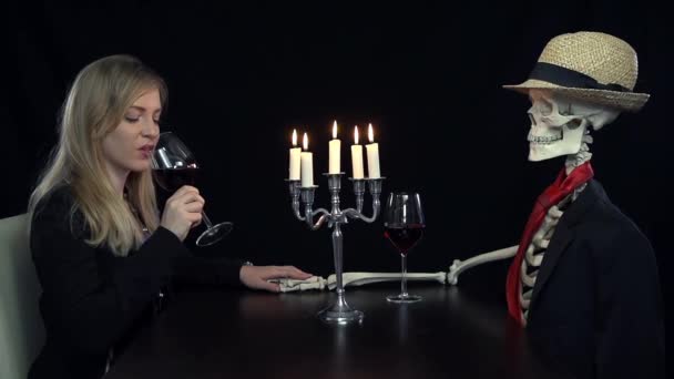 Mujer y esqueleto teniendo una noche romántica — Vídeos de Stock