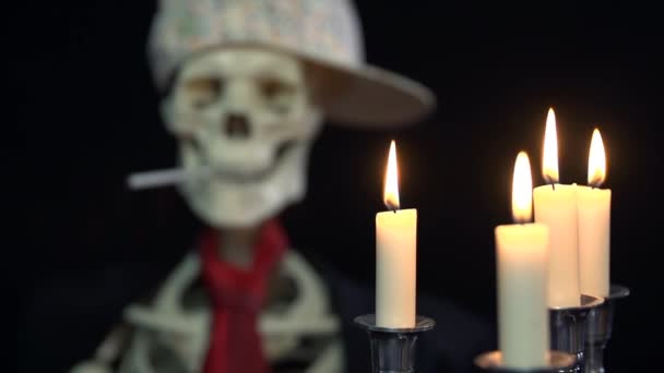 Skelet in gangster hoed roken — Stockvideo