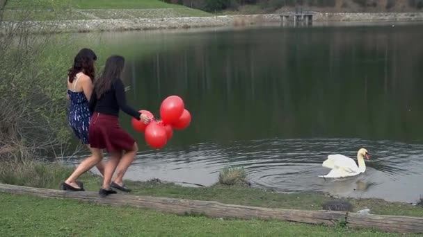 Девушки просыпаются с воздушными шарами — стоковое видео