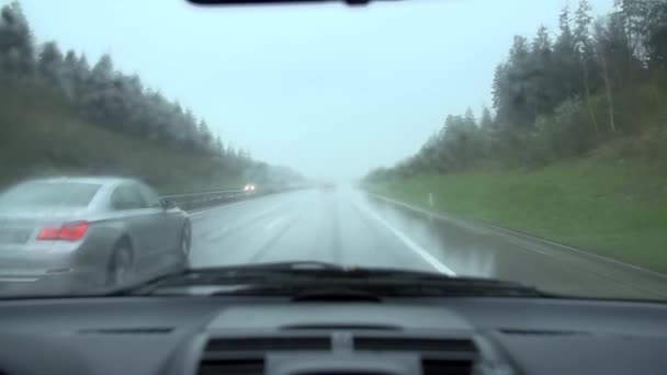 Vista frontal del parabrisas que viaja por carretera — Vídeo de stock