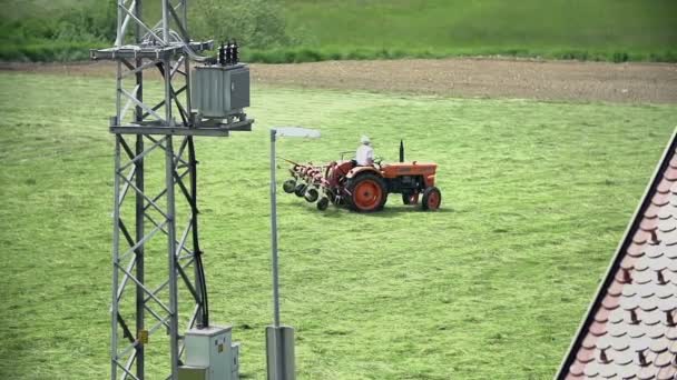 Fazenda gramado verde com torres elétricas — Vídeo de Stock