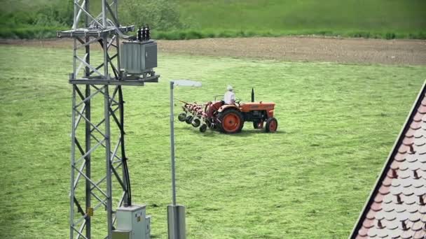 Granja césped verde con torres eléctricas — Vídeo de stock