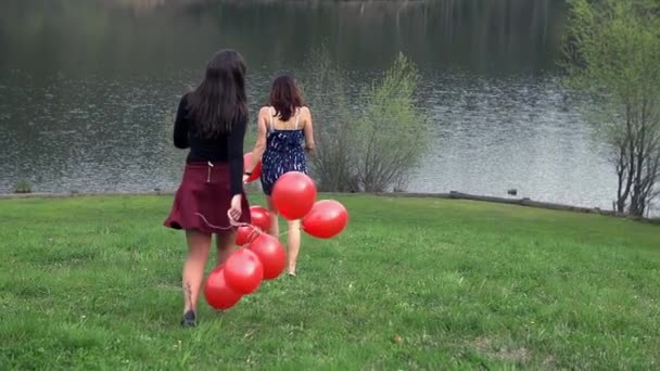 Vrouwen met ballonnen uitgevoerd — Stockvideo