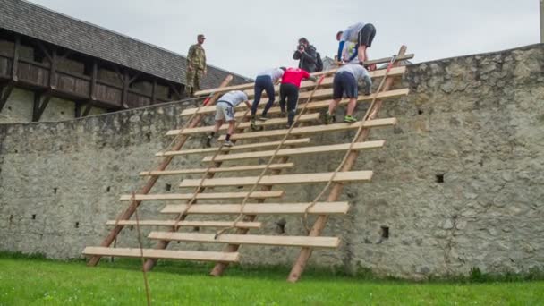 People running through obstacle course — Stock Video