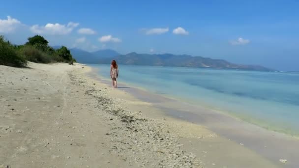Menina andando na praia arenosa — Vídeo de Stock