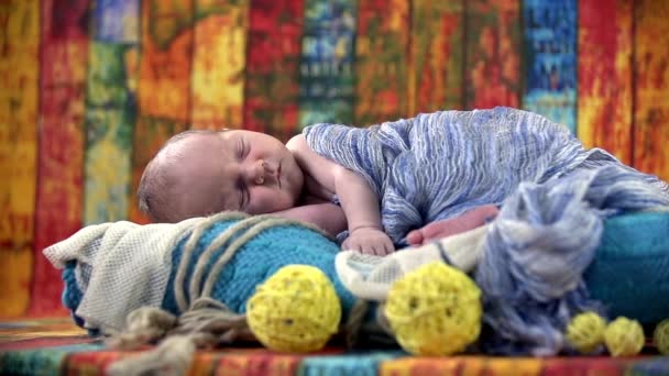 Bayi yang lucu sedang tidur — Stok Video