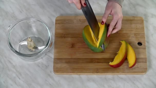 Kvinna händer förbereder läckra smoothie — Stockvideo