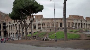 Roma'daki Colosseum gezi turist