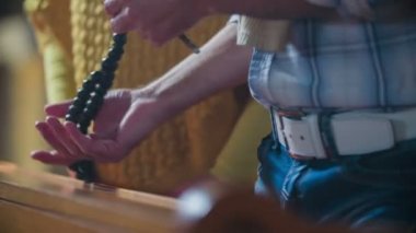 Çift namazı bitirdikten sonra bir banktan ayağa kalkıyor