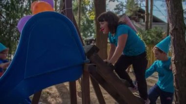 Slaytta yer alan ahşap bir parti üzerinde tırmanma