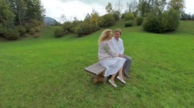 Çift Birbirinizle konuşun ve gülümse