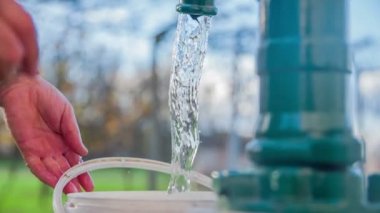 Tarihi su pompası kova dolduruyor