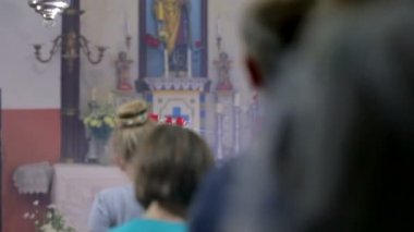 Çift kiliseye çocukları getiriyor