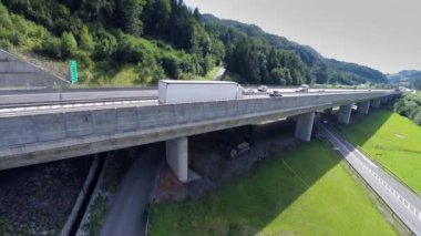 Trafik ile bir karayolu yol köprüsünün havadan çekim