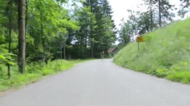 arkasında bisikletçi yolu ile ormanda sürüş