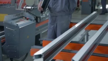 Adam metal çerçeve alır ve özel kesme makinesi koyar