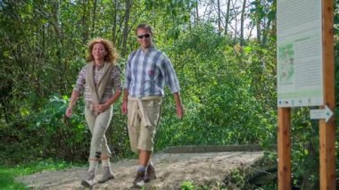 Çocuklar çift geldiğinde masa oyunları ile oyun