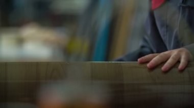 Çıplak elleriyle son ürünün parçası sürtünme