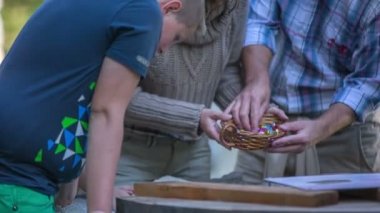 Çift çocuklar biraz şeker verir.