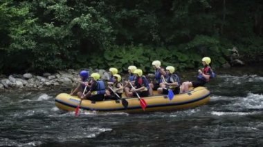 takım hızlı nehirde rafting