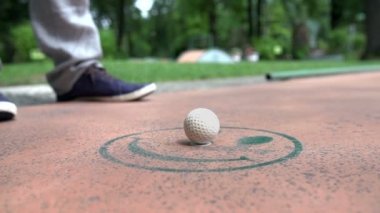 Golf topu erkek golfçü aşağı rulo isabet sonra