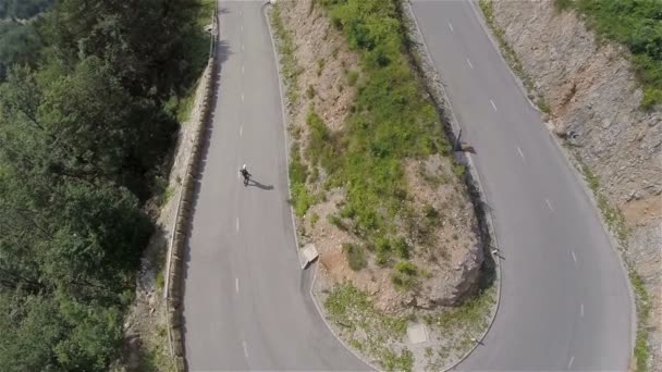 Über Serpentinenflug mit Longboard-Skater — Stockvideo