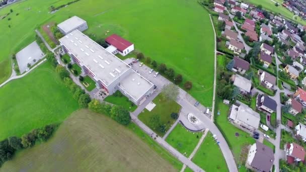 Escola primária perto de casas e grandes edifícios — Vídeo de Stock