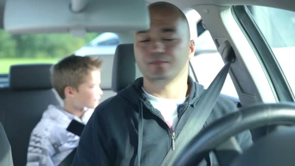 Engagemang i biltrafiken på en solig dag — Stockvideo