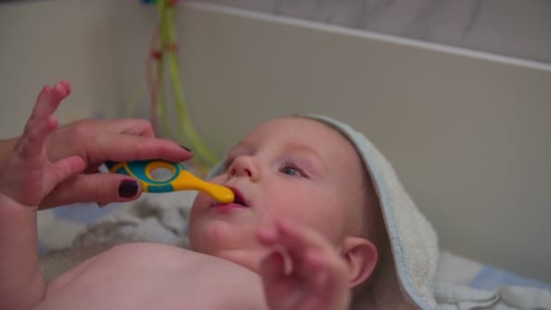 Klein kind weigeren om zijn tanden schoon te maken — Stockvideo