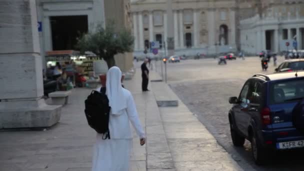 Nun lopend onderaan de straat — Stockvideo