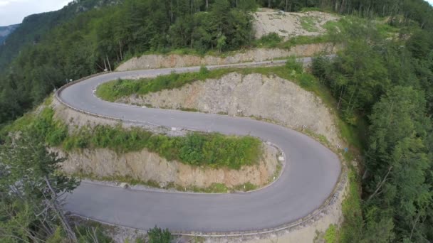 Curvas en un camino de montaña desde el cielo — Vídeos de Stock