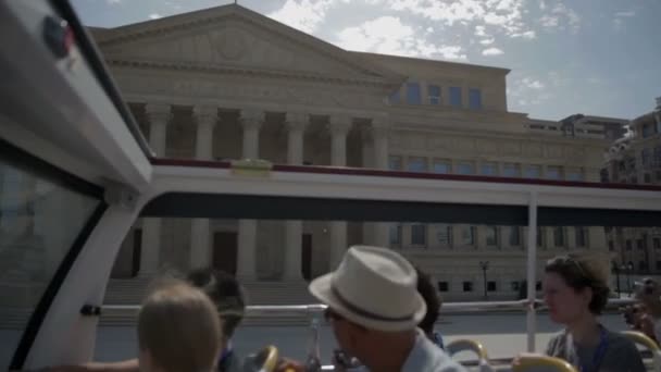 Mensen op tourbus in de buurt van Azerbeidzjan staat academische Drama Theater in Bakoe — Stockvideo
