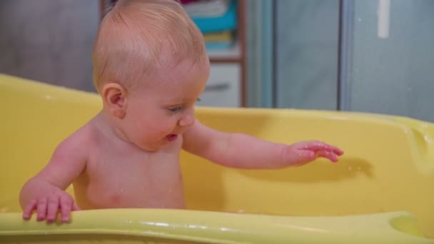 Маленький ребенок купается в ванне — стоковое видео