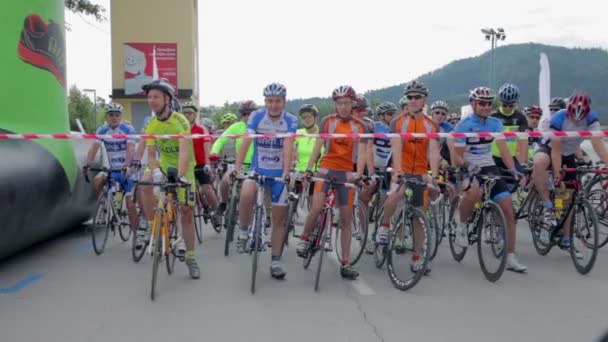 Ciclistas profissionais esperando na linha de partida — Vídeo de Stock