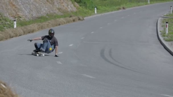 Опасный длинный скейтборд — стоковое видео