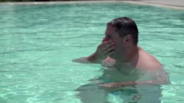 Homem em uma piscina — Vídeo de Stock