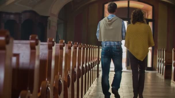 Miután a ragadozó pár sétálni az egyházból — Stock videók