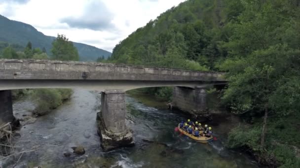 Rafting-Team geht unter die Brücke — Stockvideo